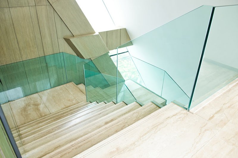 Étagère en Verre sur Mesure : maximiser l’espace avec panache ! 6 garde corps en verre sur mesure